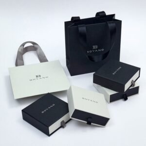 Custom paper bag printing – premium kraft shopping bags with gold-foil logo, perfect for upscale retail branding