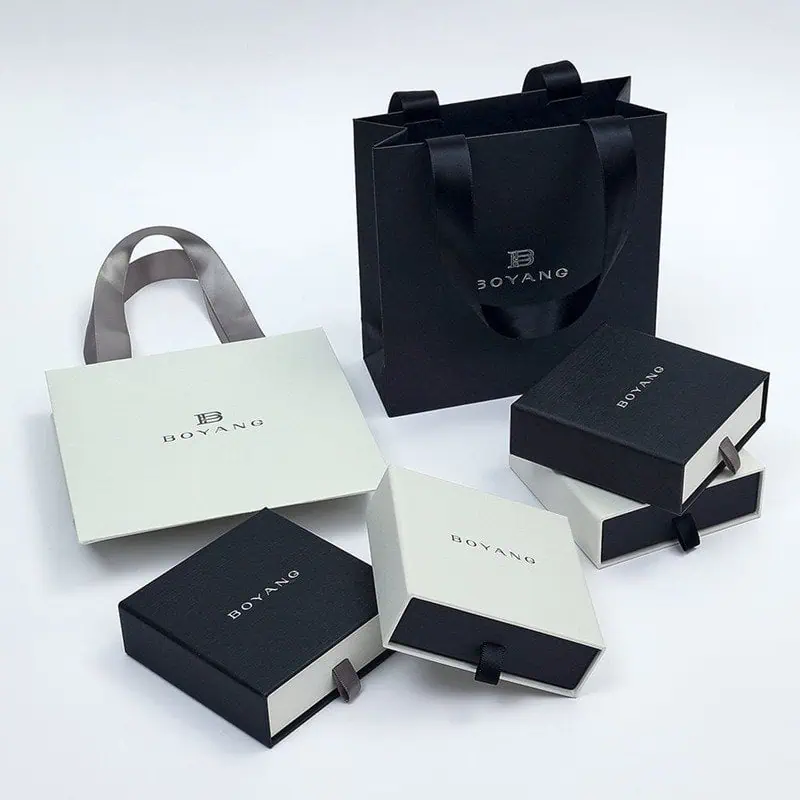 Custom paper bag printing – premium kraft shopping bags with gold-foil logo, perfect for upscale retail branding