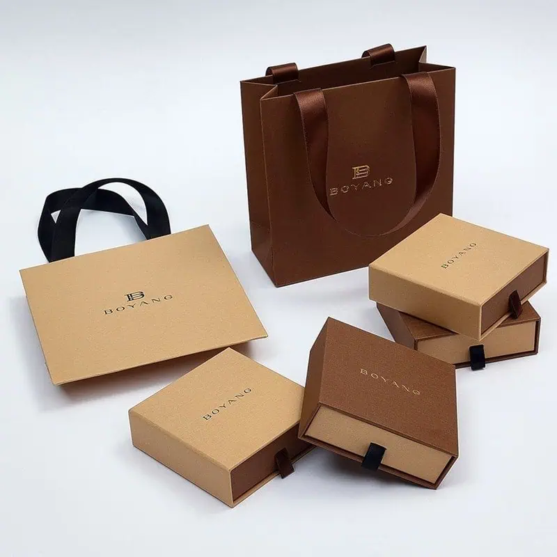Custom paper bag printing – premium kraft shopping bags with gold-foil logo, perfect for upscale retail branding